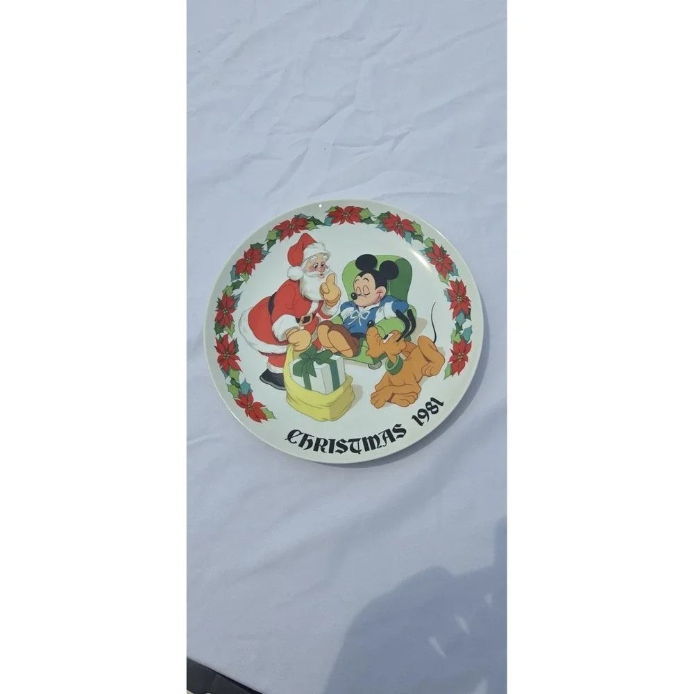Vintage Disney Third Edition Mickey & Santa Christmas 1981 Collectors Plate